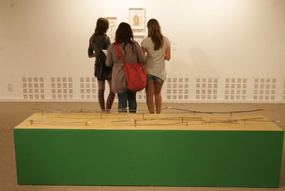 Tres alumnas de la UPV contemplan una de las obras de la exposición  Resistencia y materialización . En primer término, la instalación  I  nfra. Para espíritus inquietos,  de Elena Mendizábal.