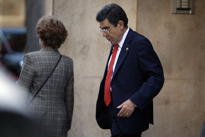 Juan Luis de la Rúa, presidente del Tribunal Superior de Valencia, sale ayer de un portal próximo al domicilio de Francisco Camps.
