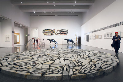En primer término,  Circle for Konrad  (1997), de Richard Long. Al fondo, varias obras del artista italiano Mario Merz.