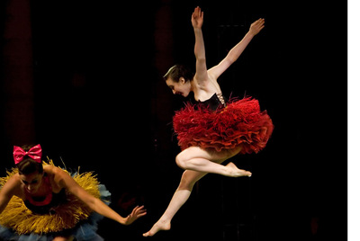 Un momento del espectáculo de Philippe Decouflé  Les Coeurs Croisés .