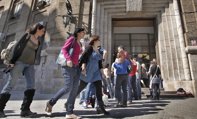 Un grupo de estudiantes de Formación Profesional, ayer a la puerta de un instituto de Valencia.