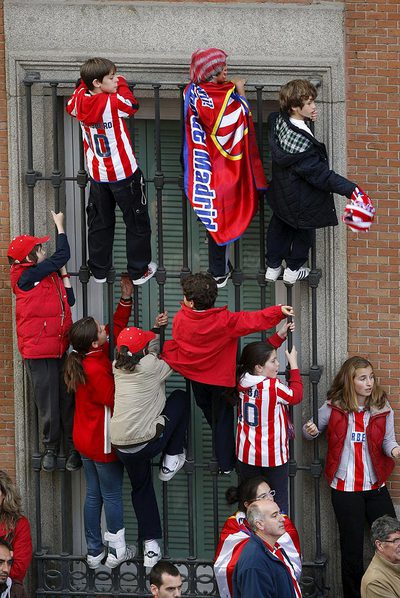 La Copa del Atlético se pasea por el centro de Madrid
