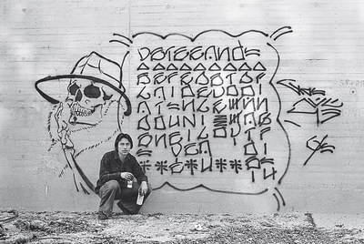  Chaz Bojórquez, en Arroyo Seco en 1975, junto al icónico Señor Suerte y su imitada caligrafía cholo.  