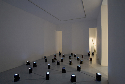 Parte de la instalación de Francesc Torres,  Lluvia uniforme,  en la galería Elba Benítez.