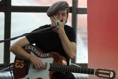 Concierto de Muchachito Bombo Infierno ayer, en  un estudio de serigrafía. 