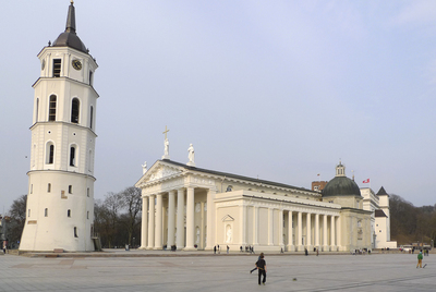 Catedral de Vilna, (Lituania), con su campanario exento