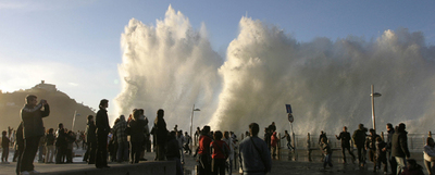 El espectáculo de las olas en el paseo Nuevo de San Sebastián.