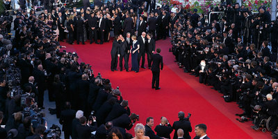 Vista panorámica de la entrada a la gala de estreno de  Wall street: el dinero nunca duerme,  de Oliver Stone, el viernes en Cannes.