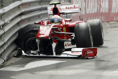 Fernando Alonso y su Ferrari, tras chocar contra la valla durante los entrenamientos de ayer.