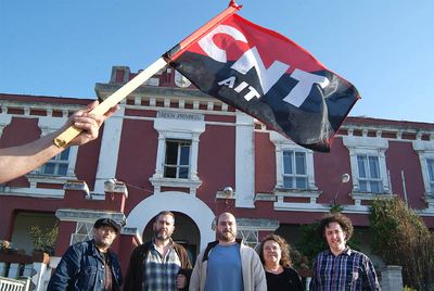 Alberte de Esteban, Suso García, Víctor Fernández, Rosa Bassave y Eliseo Fernández, a las puertas de la antigua cárcel de A Coruña.