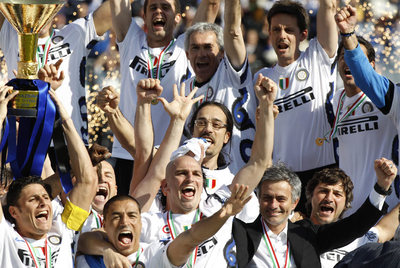 José Mourinho y los jugadores del Inter celebran el 18º  scudetto  del equipo.