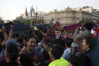 Un centenar de hinchas del Barcelona  ocuparon la Cibeles con sus bufandas.