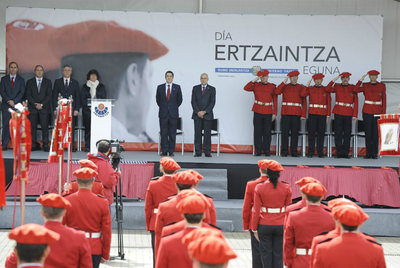 El  lehendakarI,  Patxi López, junto al consejero de Interior, Rodolfo Ares, en el acto institucional de homenaje de ayer en Erandio. A la izquierda de la imagen, la directora de la academia de Arkaute, Elena Moreno.