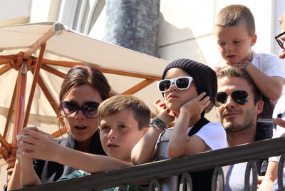 Ninguno de los miembros de la familia más  fashion  de Los Ángeles quiso perderse el pasado sábado el concierto que dio el trío adolescente Jonas Brothers en Hollywood. Y, a pesar de sentarse en un palco bastante alejado del escenario, Cruz, Romeo, Brooklyn, David y Victoria Beckham se disputaron mano a mano con los cantantes el puesto de los más admirados y fotografiados de la tarde.