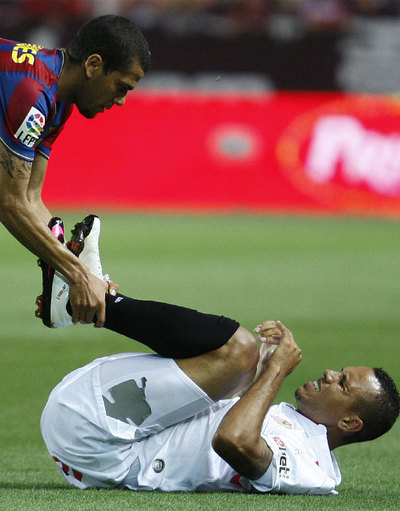 Alves se interesa por Luis Fabiano en el Sevilla-Barça.