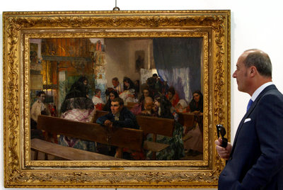 Uno de los visitantes que ayer desfiló ante  El bautizo  de Joaquín Sorolla que se exhibe en la Fundación Pons.