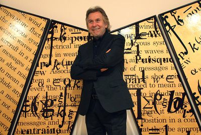 Bernar Venet, posa junto a su obra  Tríptico dorado con dos saturaciones, 2009 ) durante la presentación de la antológica que inauguró el Institut Valencià d'Art Modern (IVAM).