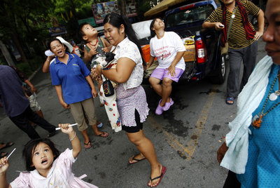 Mujeres en el campamento de los  camisas rojas , en el centro de Bangkok.