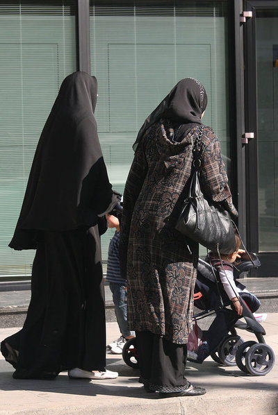 Dos mujeres musulmanas, en Lleida, ataviadas con  hiyab  y  niqab .