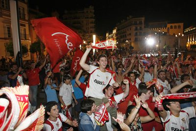 Miles de sevillistas celebran la Copa del Rey en la Puerta de Jerez