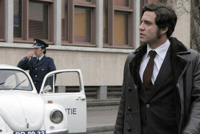 Edgar Ramírez (derecha), en un fotograma de  Carlos. 