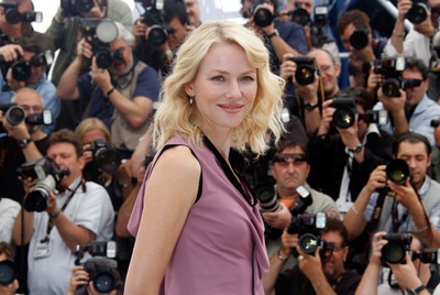 Naomi Watts posa para los fotógrafos antes de la rueda de prensa de  Fair game,  ayer en Cannes.