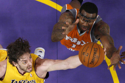 Gasol se hace con el balón ante Stoudemire.