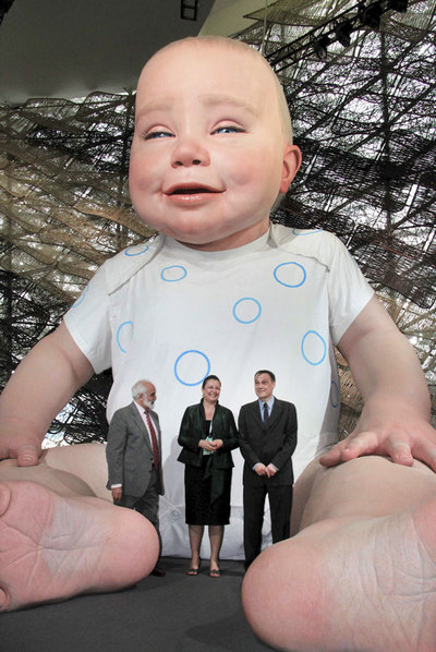 El conselleiro de Cultura, Roberto Varela junto al embajador español en China, Carlos Blasco, y la directora del pabellón, Cecilia Pereira, en el pabellón español de la Exposición Universal de Shangai.