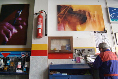 Obras de Xacobe Meléndrez en el taller mecánico Pastoriza, en A Coruña.