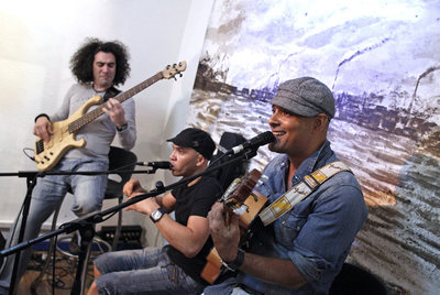 Algunos músicos que participaron en el concierto homenaje a la guitarrista Danays Bautista.