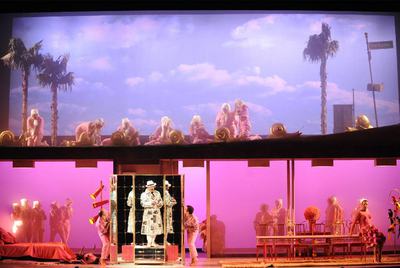 El montaje de  Les mamelles de Tirésias , con dirección de escena de Emilio Sagi en su estreno en Bilbao en 2009.