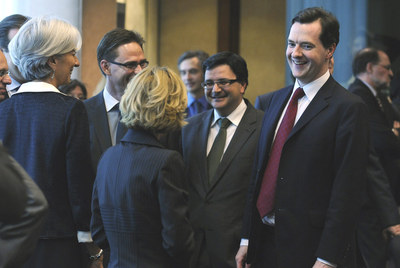 Elena Salgado (de espaldas), entre sus colegas francesa, Christine Lagarde,  y el nuevo ministro británico, George Osborne,  ayer en Bruselas.