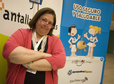 Parry Aftab, ante uno de los carteles del congreso de ciudadanía digital, ayer en San Sebastián.