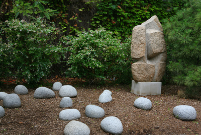  Las piedras de   Practice rocks in placement  (1982-1983) y la escultura  Indian dancer  (1965-1966) en el jardín del Museo Noguchi, en Long Island City (Nueva York).