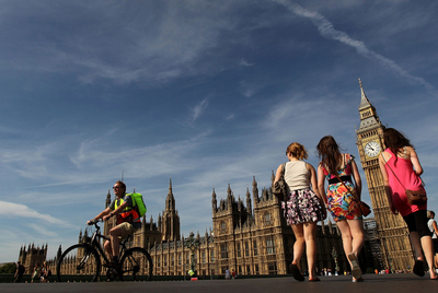 Paseantes en el puente de Westminster con los edificios de estilo neogótico (de los arquitectos Charles Barry y Augustus Pugin) donde se reúnen las dos cámaras del Parlamento del Reino Unido al fondo.rnDan Kitwood