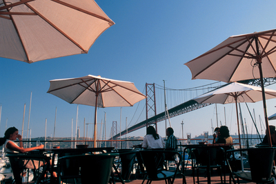 En la zona de Las Docas, los antiguos almacenes portuarios de Lisboa, hay terrazas para cenar o tomar copas con vistas al estuario del Tajo.