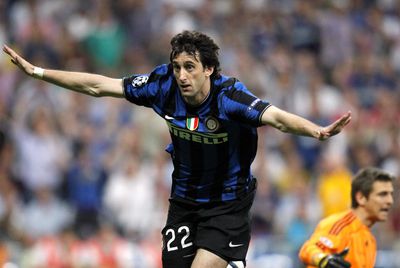 Diego Milito celebra el segundo gol.