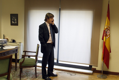 Santiago Pedraz habla por el móvil en su despacho de la Audiencia Nacional el 5 de mayo de 2010.