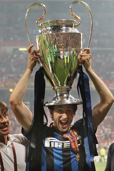 Diego Milito sostiene la Copa de Europa con la cabeza.