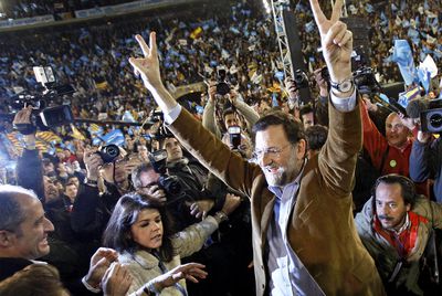 Álvaro Pérez,  El Bigotes,  detrás de Mariano Rajoy, durante el mitin de cierre de campaña del PP de las generales de 2008.