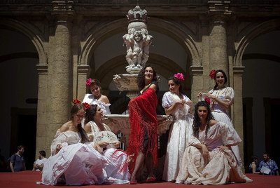 María Martínez de Tejada, con mantón rojo, y sus compañeras de reparto de  Carmen , ayer en la antigua Fábrica de Tabacos de Sevilla.