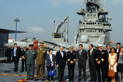 Feijóo y sus conselleiras toman el portaaviones Príncipe de Asturias