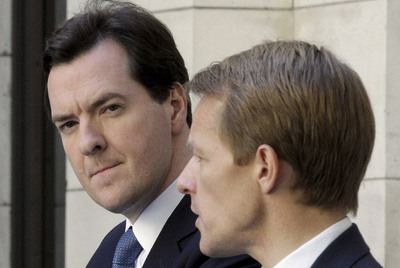 El ministro del Tesoro, George Osborne (izquierda), y su  número dos,  David Laws, ayer en Londres.