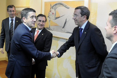 El  lehendakari,  Patxi López, estrecha la mano de José Luis Bilbao en presencia de Jokin Bildarratz (en primer término), Markel Olano (primero por la izquierda) y Xabier Agirre, antes del comienzo de su reunión en Lehendakaritza.