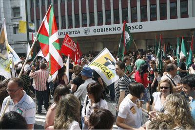 La manifestación convocada por los sindicatos nacionalistas pasa ante la sede del Gobierno en la Gran Vía de Bilbao.