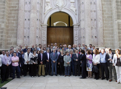 El presidente de la Junta, José Antonio Griñán, y su Gabinete posaron ayer con algunos representantes de los cerca de 500 municipios que gobierna su partido en la comunidad a las puertas del salón de plenos del Parlamento.