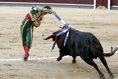 José Padilla coloca las banderillas al cuarto toro de la tarde.
