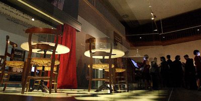 Recreación de un café donde se hacían tertulias políticas en el siglo XIX, en la exposición  Ciudadanos,  inaugurada ayer en La Nau, en Valencia.