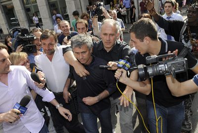 José Mourinho, rodeado de periodistas, ayer en las calles del centro de Milán.