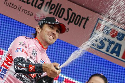 Arroyo derrocha, feliz,  prosecco  en el podio de Peio Terme.